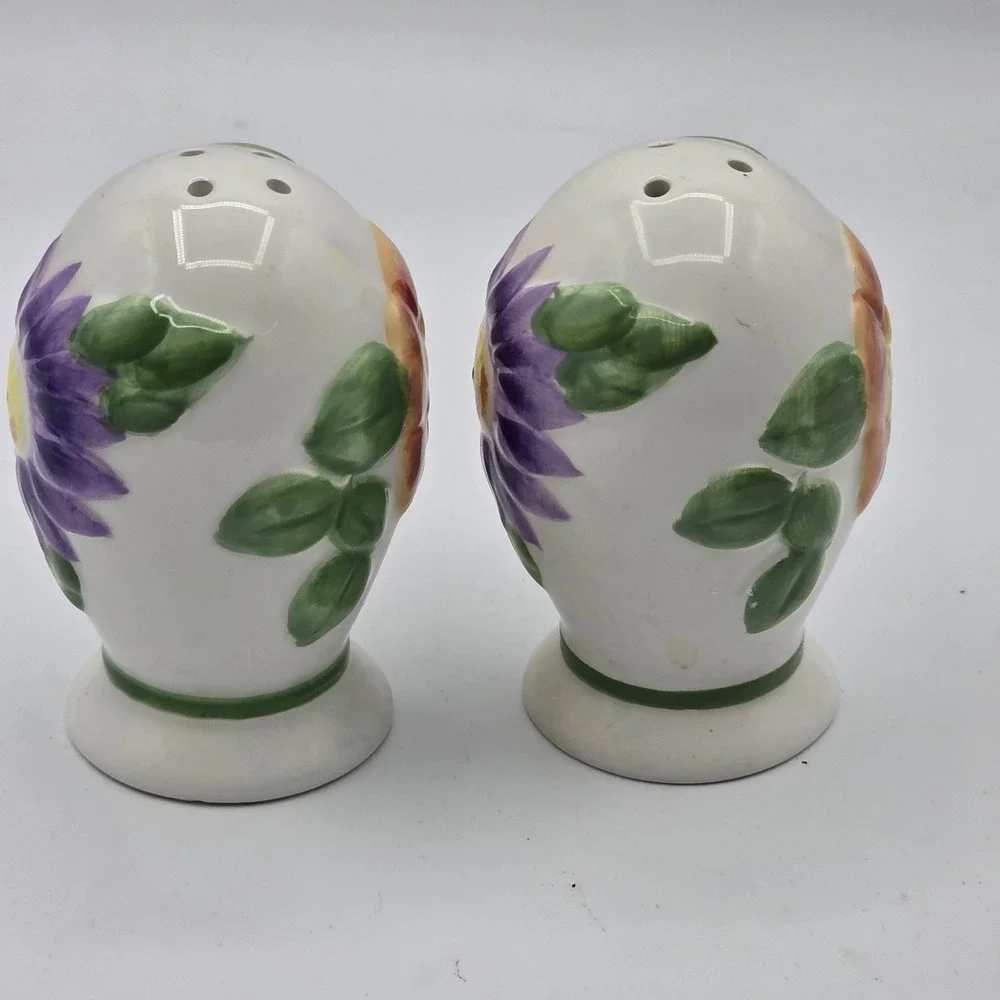 Pfaltzgraff Floral Salt & Pepper Shaker Set Ceramic Embossed Flowers Set‎ of 2